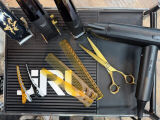 こんにちは！中込です

自分のワゴン紹介しときます✌️
自分は、黒、金をメインに道具を集めてます‼️

まだまだペーペーですがこれからも頑張っていきます🔥

#福山フェード#福山スキンフェード#広島#福山#フェードカット#フェード#フェードスタイル#理容師求人#メンズカット#メンズショート#メンズベリーショート#メンズヘア#メンズスタイル#メンズパーマ#ツーブロック#メンズマッシュ#スパイキーヘア#ボックスショート#ツイスパ#ツイストスパイラルパーマ#ツイストパーマ#スパイラルパーマ#尾道#尾道カフェ#尾道観光#福山ニュートラル#barber#fadecut