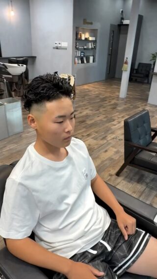 こんばんは！宮です！
これからどんどん暑くなってくるのでこんなオールバック風のパーマも増えてきてます！ぜひやりに来てみてください！

Superb - スパーブ
広島県福山市御幸町森脇443-11
084-999-0538

#福山フェード#福山スキンフェード#広島#福山#フェードカット#フェード#フェードスタイル#理容師求人#メンズカット#メンズショート#メンズベリーショート#メンズヘア#メンズスタイル#メンズパーマ#ツーブロック#メンズマッシュ#スパイキーヘア#ボックスショート#ツイスパ#ツイストスパイラルパーマ#ツイストパーマ#スパイラルパーマ#尾道#尾道カフェ#尾道観光#福山ニュートラル#barber#fadecut