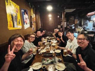どーも！！
塩飽です！！

ニュートラル合同会社にまた新しい仲間が増えました！
居酒屋で新人歓迎会をしましたが彼はお酒を結構飲むらしいので色んな意味でドキドキしてます😳

普段はニュートラルにいるのでスパーブでは働いてないのでなかなか話す機会は無いですが
お見知り置き下さい🙇‍♂️🙇‍♂️

この人手不足の時代に新しいスタッフが来てくれるのはほんとにありがたい事なのでスタッフを大事にして、しっかりと成長の後押しが出来るように店長として頑張って行きますのでよろしくお願いします🫡

#福山フェード#福山スキンフェード#広島グルメ#スキンフェード#フェードカット#フェード#フェードスタイル#理容師求人#メンズカット#メンズショート#メンズベリーショート#メンズヘア#メンズスタイル#メンズパーマ#サーフカール#極道パーマ#ラルフカール#スペインカール#ツイスパ#ツイストスパイラルパーマ#ツイストパーマ#スパイラルパーマ#波巻きパーマ#尾道#尾道カフェ#尾道観光#福山ニュートラル#barber#fadecut