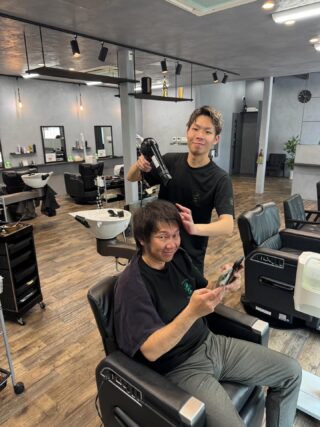 こんにちは！！
長岡です！！
今回はお店の中の大将の髪の毛を切ったり染めたりさせて頂きました！
とても貴重なお時間ありがとうございます！！
また是非ともお願い致します！

#福山フェード#福山スキンフェード#広島グルメ#スキンフェード#フェードカット#フェード#フェードスタイル#理容師求人#メンズカット#メンズショート#メンズベリーショート#メンズヘア#メンズスタイル#メンズパーマ#サーフカール#極道パーマ#ラルフカール#スペインカール#ツイスパ#ツイストスパイラルパーマ#ツイストパーマ#スパイラルパーマ#波巻きパーマ#尾道#尾道カフェ#尾道観光#福山ニュートラル#barber#fadecut