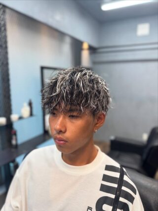 こんにちは中込です！

夏になりました、、、夏はメッシュが特に人気です✨️
メッシュならここまで白く出来ます！💪🏻

白髪が気になる方などあえて白髪を増やしてイケイケになりませんか？？ お盆の予約もまだ空いてるので是非‼️

#福山フェード#福山スキンフェード#広島#福山#フェードカット#フェード#フェードスタイル#理容師求人#メンズカット#メンズショート#メンズベリーショート#メンズヘア#メンズスタイル#メンズパーマ#ツーブロック#メンズマッシュ#スパイキーヘア#ボックスショート#ツイスパ#ツイストスパイラルパーマ#ツイストパーマ#スパイラルパーマ#尾道#尾道カフェ#尾道観光#福山ニュートラル#barber#fadecut