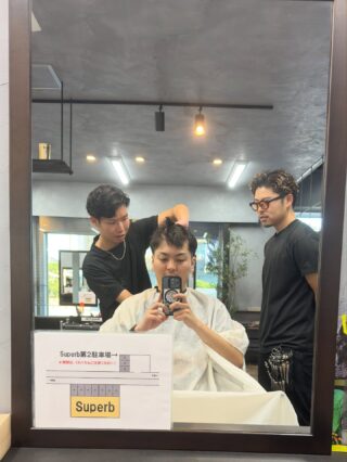 こんちゃ！生方ですっ！✌️✨
手の空いた時間にフロアを眺めると暇そうな伯人を見つけたので練習台になってみました(^^)

ウィッグばっかり切るより人頭練習をと若い子に切ってもらってるとどんどん短くなりました(^^)(^^)
でも気づいたら伯人がボウズになってました。ぜひ見に来てください♡

Superb - スパーブ
広島県福山市御幸町森脇443-11
084-999-0538

#福山理容室 #広島理容室 #福山理容院 #広島理容院 #広島床屋 #福山床屋 #福山カット #福山ヘアサロン #福山ヘア #福山メンズヘア #福山メンズカット #広島バーバー #福山バーバー #広島フェード #福山フェード #福山フェードカット #福山スキンフェード #superb #menshair#barbershop 
#アシスタント募集 #理容師求人 #理容求人 #理容師求人福山 #福山理容師求人