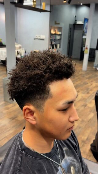 どーも塩飽です！！
人と違うパーマなにか無いかと探してませんか？
そんな方におすすめなのは #仏陀パーマ かもしれません😎
気になる方、またメニュー作りますのでスパーブをよろしくお願いします🙇‍♂️

#福山フェード#福山スキンフェード#広島グルメ#スキンフェード#フェードカット#フェード#フェードスタイル#福山メッシュ#メンズカット#メンズショート#メンズベリーショート#メンズヘア#メンズスタイル#メンズパーマ#サーフカール#極道パーマ#ラルフカール#スペインカール#ツイスパ#ツイストスパイラルパーマ#ツイストパーマ#スパイラルパーマ#波巻きパーマ#福山ホワイトメッシュ#ホワイトメッシュ#メッシュ#barber#fadecut

#福山フェード#福山スキンフェード#広島グルメ#スキンフェード#フェードカット#フェード#フェードスタイル#福山メッシュ#メンズカット#メンズショート#メンズベリーショート#メンズヘア#メンズスタイル#メンズパーマ#サーフカール#極道パーマ#ラルフカール#スペインカール#ツイスパ#ツイストスパイラルパーマ#ツイストパーマ#スパイラルパーマ#波巻きパーマ#福山ホワイトメッシュ#ホワイトメッシュ#メッシュ#barber#fadecut