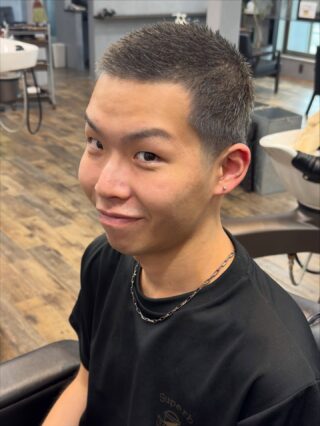 こんちゃ！生方です！✌️✨
2週間前に突如ボウズになった伯人の際周りスッキリカットをしました(^^)

トップのボウズカット(宮)、ブリーチ施術(中込)、オンカラー(塩飽さん)、際周りカット(生方)、モデル(長岡)
Superbの合作となりました（笑）

ぜひ、「なんでボウズなの？」って聞きに来てください🤣

Superb - スパーブ
広島県福山市御幸町森脇443-11
084-999-0538

#福山理容室 #広島理容室 #福山理容院 #広島理容院 #広島床屋 #福山床屋 #福山カット #福山ヘアサロン #福山ヘア #福山メンズヘア #福山メンズカット #広島バーバー #福山バーバー #広島フェード #福山フェード #福山フェードカット #福山スキンフェード #superb #menshair#barbershop 
#アシスタント募集 #理容師求人 #理容求人 #理容師求人福山 #福山理容師求人