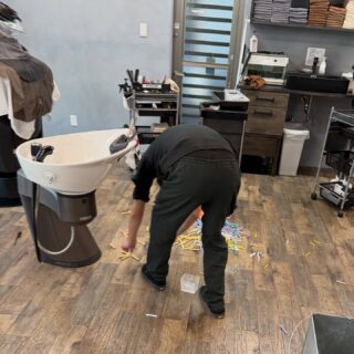 こんちゃ！生方です！✌️✨
本日のワンシーン、パーマをしようと振り返ると視界には倒れていくパーマワゴン。
綺麗にロッドが全て床に散乱してましたね😊伯人さん大焦りで拾って店内が賑わいました（笑）
いつも明るく元気です。今もなんか踊ってます。⁡

Superb - スパーブ
広島県福山市御幸町森脇443-11
084-999-0538

#福山理容室 #広島理容室 #福山理容院 #広島理容院 #広島床屋 #福山床屋 #福山カット #福山ヘアサロン #福山ヘア #福山メンズヘア #福山メンズカット #広島バーバー #福山バーバー #広島フェード #福山フェード #福山フェードカット #福山スキンフェード #superb #menshair#barbershop 
#アシスタント募集 #理容師求人 #理容求人 #理容師求人福山 #福山理容師求人