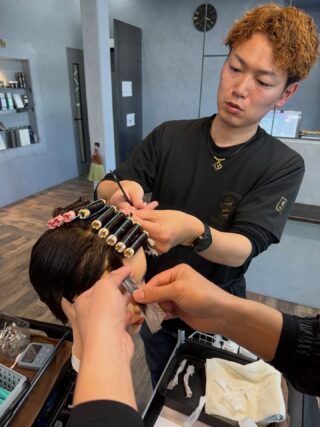 こんにちは中込です！
⁡
店長（塩飽さん）が大成さんにパーマの極意を教えてました✨️
⁡
⁡
⁡
#福山フェード#福山スキンフェード#広島#福山#フェードカットフェードフェードスタイル理容師求人メンズカットメンズショートメンズベリーショートメンズヘアメンズスタイルメンズパーマツーブロックメンズマッシュスパイキーヘアボックスショートツイスパツイストスパイラルパーマツイストパーマスパイラルパーマ尾道尾道カフェ尾道観光福山ニュートラルbarberf