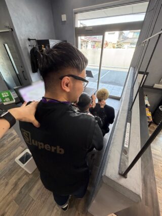 こんちゃ！生方ですっ✌️✨⁡

激動の年末年始を乗り越え、落ち着きな2月が始まり、下克上がおきました😵
4人で肩マッサージ。。

なぜ僕のマッサージしてくれる人がいないのか。
是非いつでもご来店お待ちしておりますm(_ _)m
お仕事をさせてくだしゃい。

Superb - スパーブ
広島県福山市御幸町森脇443-11
084-999-0538

#福山理容室 #広島理容室 #福山理容院 #広島理容院 #広島床屋 福山床屋 福山カット 福山ヘアサロン 福山ヘア 福山メンズヘア 福山メンズカット 広島バーバー 福山バーバー 広島フェード 福山フェード 福山フェードカット 福山スキンフェード superb menshairbarbershop 
アシスタント募集 理容師求人 理容求人 理容師求人福山 福山理容師求人