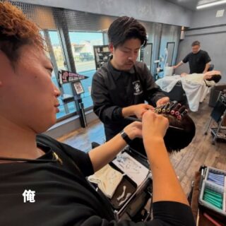 こんばんは🌙大成です！
空いた時間でパーマの練習もといテストを受ける最中、このサロンにおける巻き方の基本から練習しております。

我々のサロンではパーマは必修科目にしてストロングポイントでもあります。それ故多くのお客様からの期待を一身に背負って応えていく…だからこそこのサロンでは一から学び直して磨き上げていくのです。

はっきりいってまだまだですが、最高の仕事をするために精進あるのみです🔥

#福山スキンフェード#広島グルメ#スキンフェード#フェードカット#フェードフェードスタイル福山メッシュメンズカットメンズショートメンズベリーショートメンズヘアメンズスタイルメンズパーマサーフカール極道パーマラルフカールスペインカールツイスパツイストスパイラルパーマツイストパーマスパイラルパーマ波巻きパーマ福山ホワイトメッシュホワイトメッシュメッシュbarberfa