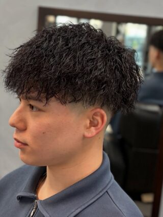 こんちゃ！生方ですっ！
強めなツイストスパイラル🌀
来週くらいから高校卒業の方のパーマ、カラーの予約増えてきております🫡
卒業式後そのままでも是非(^^)
⁡

Superb - スパーブ
広島県福山市御幸町森脇443-11
084-999-0538

#福山理容室 #広島理容室 #福山理容院 #広島理容院 #広島床屋 福山床屋 福山カット 福山ヘアサロン 福山ヘア 福山メンズヘア 福山メンズカット 広島バーバー 福山バーバー 広島フェード 福山フェード 福山フェードカット 福山スキンフェード superb menshairbarbershop 
アシスタント募集 理容師求人 理容求人 理容師求人福山 福山理容師求人