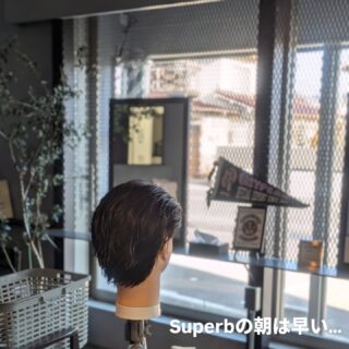 こんばんは🌙休日投稿の大成です！

今日のSuperbの我々があるのは、多くのお客様のおかげさまで支えられています。

自分も仲間たちも、日々の成長があってこそ成り立つもの。いつ仕事を任されるのかも、それはある日突然やってくる。シャンプーも、ヘルプも、セットも。
何一つとして軽視する要素はありません。

カットやカラーもパーマも、誰もが常に準備してるかを試されます。

仲間の信頼がなければ、任されることもできなければお客様との信頼も成り立たない。
「極上」とは、小さな積み重ねの上に成り立つもの。
それを少しでも多く積み重ねていくために、日々を生きています。

#福山スキンフェード#広島グルメ#スキンフェード#フェードカット#フェードフェードスタイル福山メッシュメンズカットメンズショートメンズベリーショートメンズヘアメンズスタイルメンズパーマサーフカール極道パーマラルフカールスペインカールツイスパツイストスパイラルパーマツイストパーマスパイラルパーマ波巻きパーマ福山ホワイトメッシュホワイトメッシュメッシュbarberfa