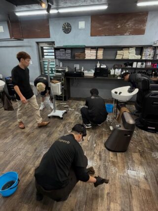 こんにちはー中込です！
⁡
先日すごく暇だったので全員でワックスがけ（大掃除）をしました！
⁡
みんな次の日体が痛かったです。。。
⁡
⁡
⁡
⁡
#福山フェード#福山スキンフェード#広島#福山#フェードカットフェードフェードスタイル理容師求人メンズカットメンズショートメンズベリーショートメンズヘアメンズスタイルメンズパーマツーブロックメンズマッシュスパイキーヘアボックスショートツイスパツイストスパイラルパーマツイストパーマスパイラルパーマ尾道尾道カフェ尾道観光福山ニュートラルbarberf