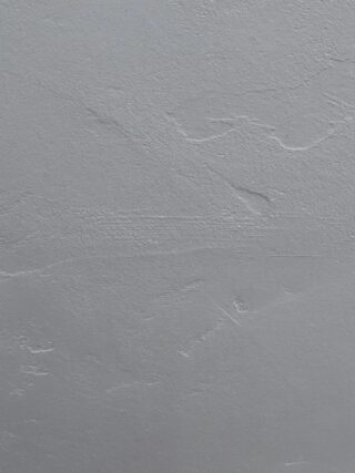 こんばんは🌙月曜担当の大成です！

我々Superbはサロンワークにおいてそれぞれが自分に合ったツールを揃えています。シザー(ハサミ)は当然のこと、セットやカットで幅広く使われるコーム(櫛)なども千差万別。

近年は限定カラーといった特別なモデルもあり、個性を引き立てそれぞれの理美容師の仕事をより引き立ててもいます。

今回僕が紹介するのはこの黄金のコーム。
この金ピカなコームは見た目のインパクトもさることながら、実は有用な機能も兼ね備えています。

特殊なメタルコーティングにより静電気を軽減し、引っかかりを軽減しスムースなコーミングを実現してくれるのです。全てにおいて不快感を取り除くための仕事が要求されるSuperbにおいて非常に重要なストロングポイントでもあり、満足度を高めるためになくてはならない要素でもあります。

練習と経験による技術だけではなく、良い道具も必要不可欠。個性派揃いのSuperbにお越しいただいて、是非その世界をご体感ください💈