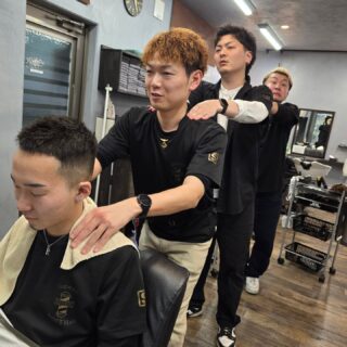 こんばんみー宮川です！⁡
⁡平日の空き時間にマッサージの練習！⁡
⁡4人同時にすれば一石二鳥いや四鳥ですね！⁡
⁡⁡
⁡#福山フェード#福山スキンフェード#広島グルメ#スキンフェード#フェードカットフェードフェードスタイル理容師求人メンズカットメンズショートメンズベリーショートメンズヘアメンズスタイルメンズパーマサーフカール極道パーマラルフカールスペインカールツイスパツイストスパイラルパーマツイストパーマスパイラルパーマ波巻きパーマ尾道尾道カフェ尾道観光福山ニュートラルbarbe