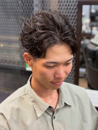 こんちゃ！生方ですっ！✌️✨
4月初めの入学式前ラッシュも終わり、
落ち着いた日々が帰ってきてしまいました🥺
月末にはゴールデンウィークが迫ってきてますので帰省前や、飲み会前等お待ちしてます！
今月からの指名料の兼ね合いにより、事前予約も多く頂いているので先のご予約が埋まりやすくなっております！🙇‍♂️
なるべく早めのご予約にご協力お願い致します（^^）

Superb - スパーブ
広島県福山市御幸町森脇443-11
084-999-0538

#福山理容室 #広島理容室 #福山理容院 #理容師求人福山 #福山理容師求人