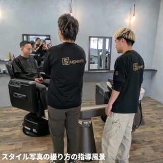 こんばんは🌙月曜担当の大成です！

僕が入社して今や総勢12名となったNeutral(会社)。
若くして才能を開花させつつある多くの仲間たちに囲まれいろいろ揉まれながらも毎日成長するため日々を大切に過ごしてきました。

忙しい理容店のイメージの我が社ですが、毎日がそうとは限らない時もあります。暇なら練習しろといえば確かにそうですが、それだけでは足りないのも事実。
課題を克服するためには正しい方法と手順でとはいいますが、それでも個々によって捉え方も理解の仕方は違います。

良い会社には良い環境があるように、教える側と教わる側の双方が人に合わせるために工夫して様々な勉強もする時代。

継承と発展をスローガンに、次なる景色を目指してまいります。

#福山スキンフェード#広島グルメ#スキンフェード#フェードカット#フェードフェードスタイル福山メッシュメンズカットメンズショートメンズベリーショートメンズヘアメンズスタイルメンズパーマサーフカール極道パーマラルフカールスペインカールツイスパツイストスパイラルパーマツイストパーマスパイラルパーマ波巻きパーマ福山ホワイトメッシュホワイトメッシュメッシュbarberfa