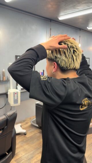 こんにちは中込です！
⁡
スタッフの髪の毛メンテナンス＆イメチェンをしました！
平日めっちゃひまなんでじゃんじゃん予約入れちゃってください！
⁡
ゴールデンウィークが近ずいて来てるんで早めの予約をおすすめします✨️
⁡
⁡
⁡#福山フェード#福山スキンフェード#広島#福山#フェードカットフェード

⁡

⁡