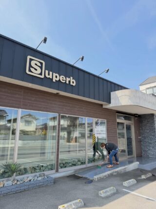 こんにちは中込です！
⁡
桜も散ってきて夏になっていきますね
そんな中、外掃除を大成さんとしました！！
⁡
本格的に暑くなる前にバッサリ行っちゃいましょう！
⁡
⁡
#福山フェード#福山スキンフェード#広島#福山#フェードカット刈り上げ