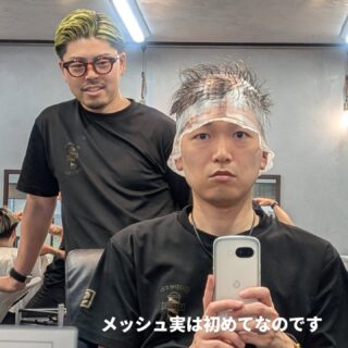 こんにちは☀月曜担当の大成です！

先日珍しくかなり暇な日がありまして、普段ならいろんな練習をしてるんですが今回はメッシュを店長の塩飽さんに技術の指導もしていただきながら実際に入れました。

カットも同時に久しぶりに受ける形で指導してくださって週末に向けての準備のために勉強させていただけました！

色を変えるだけじゃない、驚きの変化をもたらすメッシュ。何かを変えたいあなたにも是非。

#福山スキンフェード#広島グルメ#スキンフェード#フェードカット#フェードフェードスタイル福山メッシュメンズカットメンズショートメンズベリーショートメンズヘアメンズスタイルメンズパーマサーフカール極道パーマラルフカールスペインカールツイスパツイストスパイラルパーマツイストパーマスパイラルパーマ波巻きパーマ福山ホワイトメッシュホワイトメッシュメッシュbarberfa