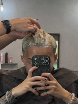 こんにちは中込です！
⁡
先日久々のイメチェンでブリーチを2回しました！
⁡
どんなんになったかは是非見に来てください

ブリーチ上等です💪🏻
⁡
⁡

#福山フェード#福山スキンフェード#広島#福山#フェードカットフェードフェードスタイル理容師求人メンズカットメンズショートメンズベリーショートメンズヘアメンズスタイルメンズパーマツーブロックメンズマッシュスパイキーヘアボックスショートツイスパツイストスパイラルパーマツイストパーマスパイラルパーマ尾道尾道カフェ尾道観光福山ニュートラルbarberf