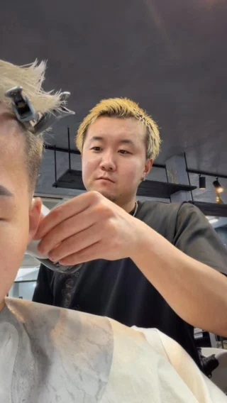こんにちは中込です！
⁡
毎週生方さんに切って貰ってますが今週は宮さんに切ってもらいました
⁡
⁡
#福山フェード#福山スキンフェード#広島#福山#フェードカットフェードフェードスタイル理容師求人メンズカットメンズショートメンズベリーショートメンズヘアメンズスタイルメンズパーマツーブロックメンズマッシュスパイキーヘアボックスショートツイスパツイストスパイラルパーマツイストパーマスパイラルパーマ尾道尾道カフェ尾道観光福山ニュートラルbarberf